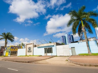 Fachada e Estacionamento