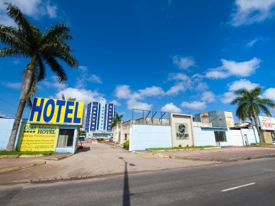 Fachada e Estacionamento
